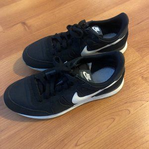 VEUC Nike Internationalist shoes US 7.5 women